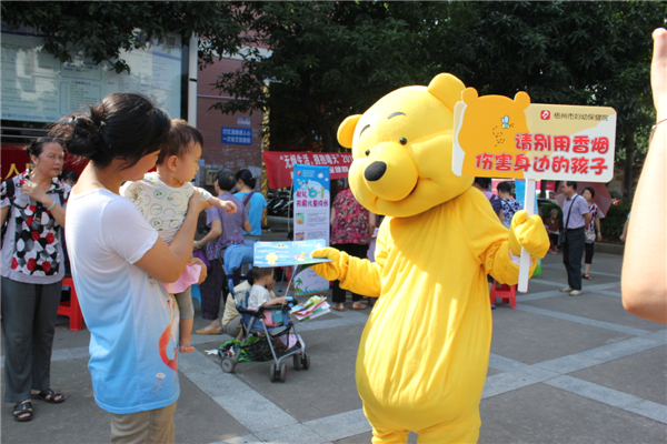 5月29日，梧州市婦幼保健院到潘塘公園參與衛(wèi)生系統(tǒng)開展的世界無(wú)煙日宣傳活動(dòng)，該院醫(yī)務(wù)人員扮成可愛的卡通造型，呼吁市民為孩