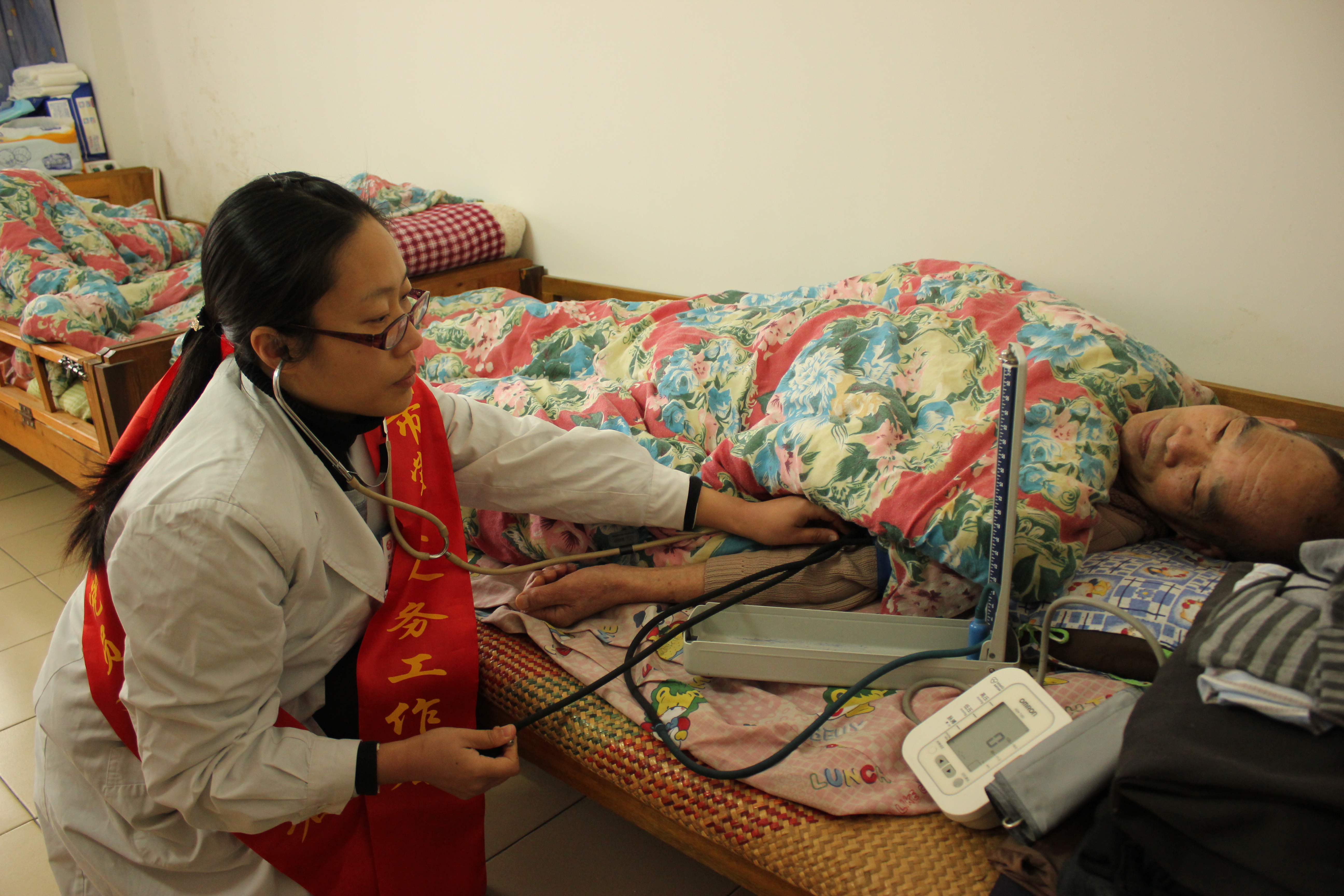 市婦幼保健院聯(lián)合開(kāi)展“弘揚(yáng)雷鋒精神，愛(ài)心服務(wù)社區(qū)”志愿服務(wù)活動(dòng)