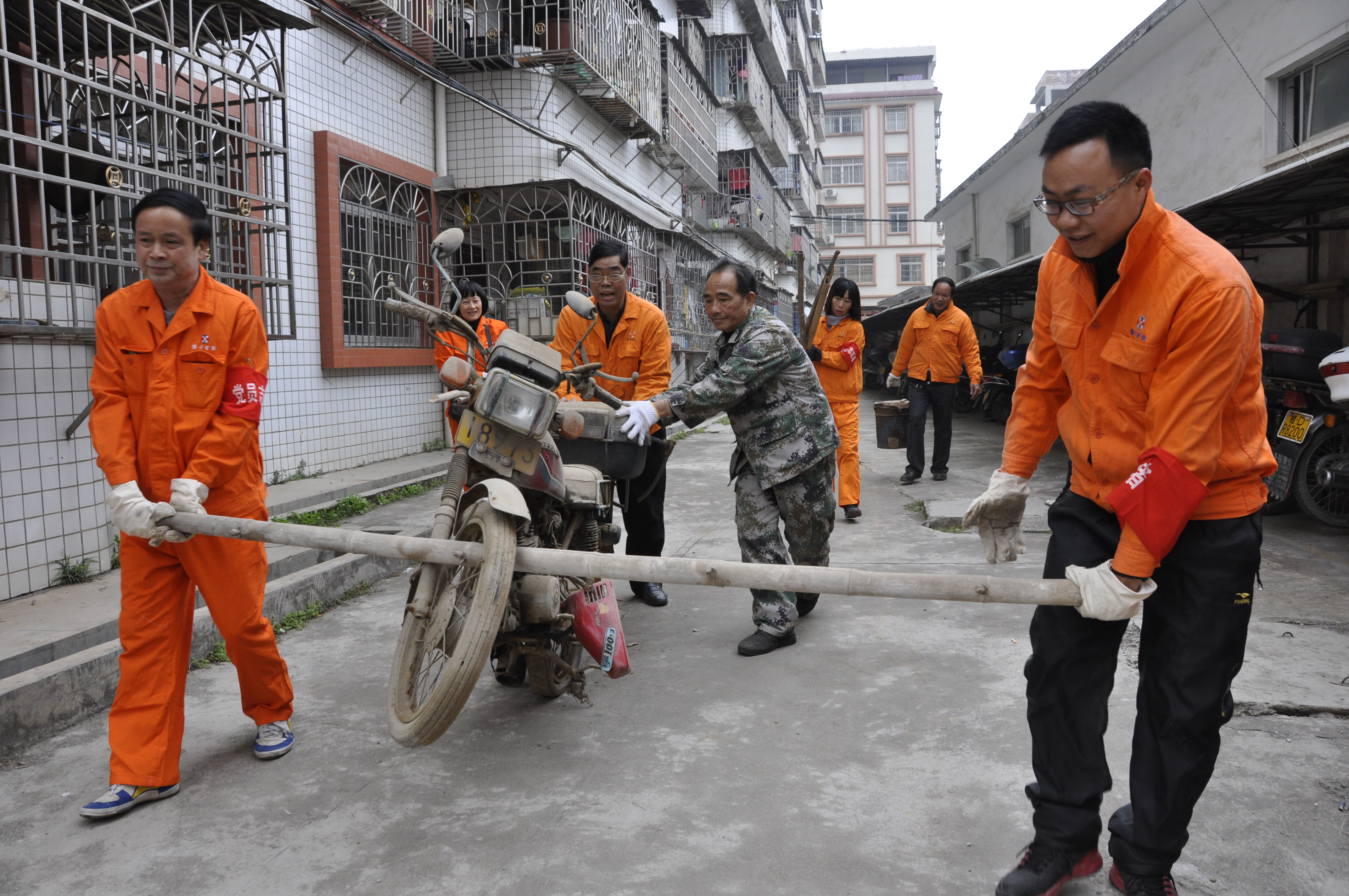 佛子公司開(kāi)展清理廢舊摩托車(chē)、自行車(chē)、生活垃圾志愿者服務(wù)活動(dòng)