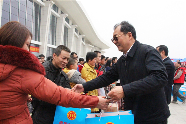 自治區(qū)人大常委會副主任、總工會主席王躍飛為返鄉(xiāng)農民工贈送新春大禮包.jpg
