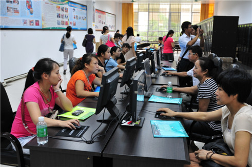 職工們?cè)谧x書(shū)日里到市總職工書(shū)屋閱讀圖書(shū)