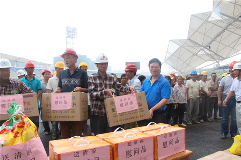 梧州市總工會黨組書記、常務副主席為在建體育場農(nóng)民工送清涼.JPG