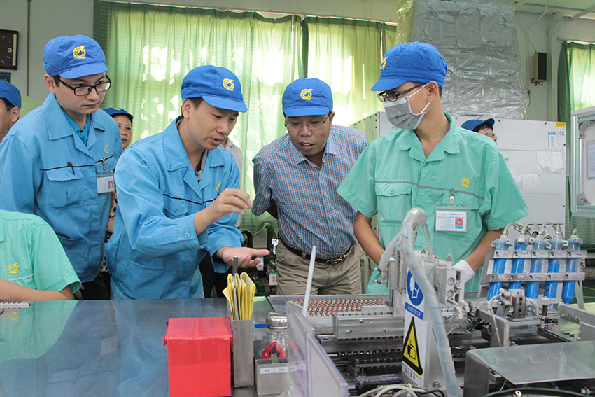 自治區(qū)總工會調(diào)研組到梧州市龍圩區(qū)平洲電子公司調(diào)研