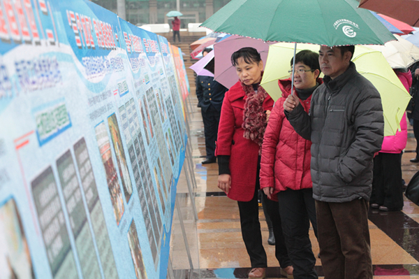 梧州市總工會組織干部職工觀看“查處發(fā)生在群眾身邊的‘四風(fēng)’和腐敗問題專項(xiàng)工作成果展”