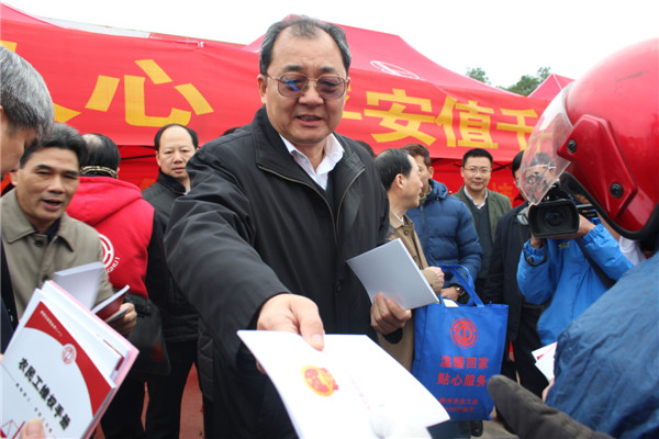 返鄉(xiāng)春潮涌  關愛情意濃