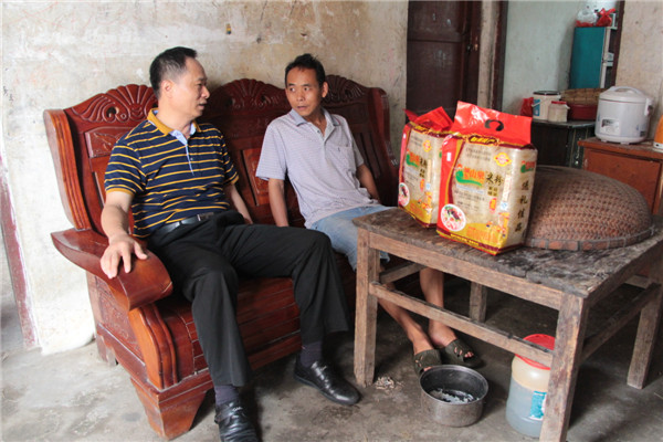 8月12日，梧州市總工會(huì)黨組書(shū)記、常務(wù)副主席梁耀中前往藤縣塘步鎮(zhèn)龍安村定點(diǎn)貧困戶家中，為他們送上慰問(wèn)品并了解他們的家庭情