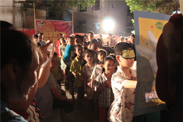 在中秋節(jié)來臨之際，為進(jìn)一步拓展“雙報到”活動，踐行“兩學(xué)一做”學(xué)習(xí)教育，關(guān)愛社區(qū)職工群眾，營造歡樂祥和的節(jié)日氛圍，梧州市