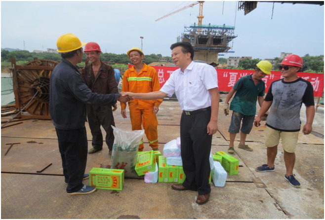 藤縣人大副主任、總工會(huì)主席陳淼東在衫花根大橋建設(shè)工地開展“夏送清涼”慰問(wèn)活動(dòng).jpg