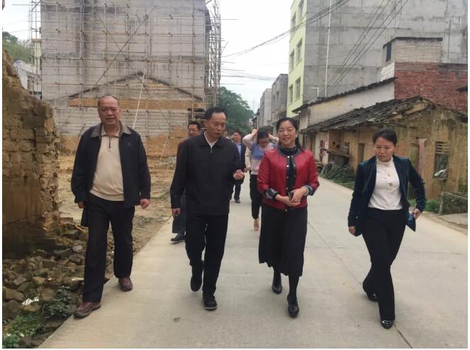 市總工會(huì)黨組書(shū)記、常務(wù)副主席梁耀忠到掛點(diǎn)幫扶村調(diào)研