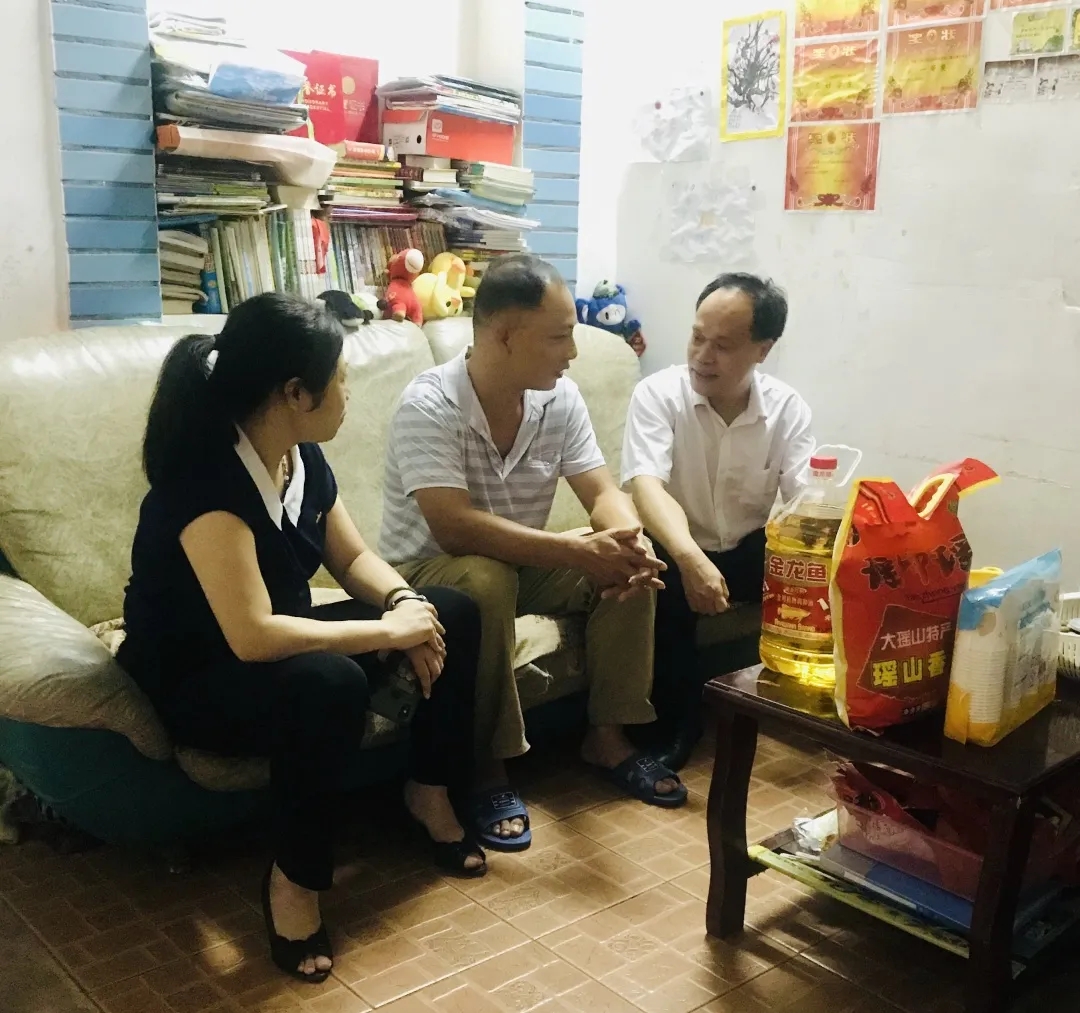 節(jié)日慰問暖人心，結(jié)對幫扶情誼真