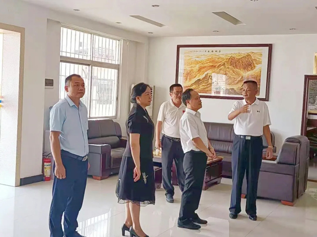 市總工會(huì)領(lǐng)導(dǎo)到岑溪市調(diào)研產(chǎn)業(yè)工人隊(duì)伍建設(shè)工作并為基層工會(huì)干部上黨課