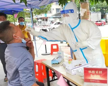 【“工”同抗疫 “會(huì)”聚力量】白衣執(zhí)甲，勇往直前！我市醫(yī)護(hù)人員奮戰(zhàn)在核酸采篩一線