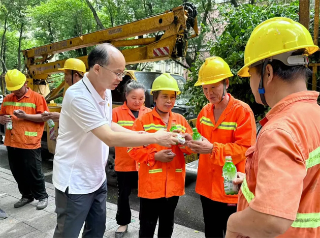 清涼驅(qū)暑熱，關(guān)懷沁人心丨梧州市總工會與愛心企業(yè)為艱苦崗位一線職工送清涼