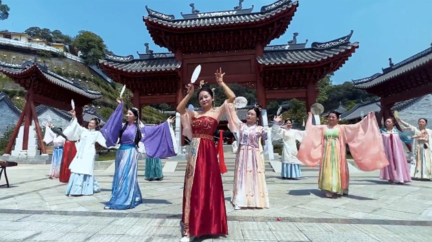 聽，梧州學(xué)院的教職工演繹《禮儀之邦》向祖國73周年華誕獻(xiàn)禮