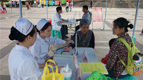 近日，梧州市總工會(huì)在市政廣場(chǎng)舉辦服務(wù)職工和農(nóng)民工活動(dòng)，10多個(gè)基層工會(huì)參與服務(wù)活動(dòng)，圖為醫(yī)療系統(tǒng)組織勞模志愿隊(duì)免費(fèi)義診，