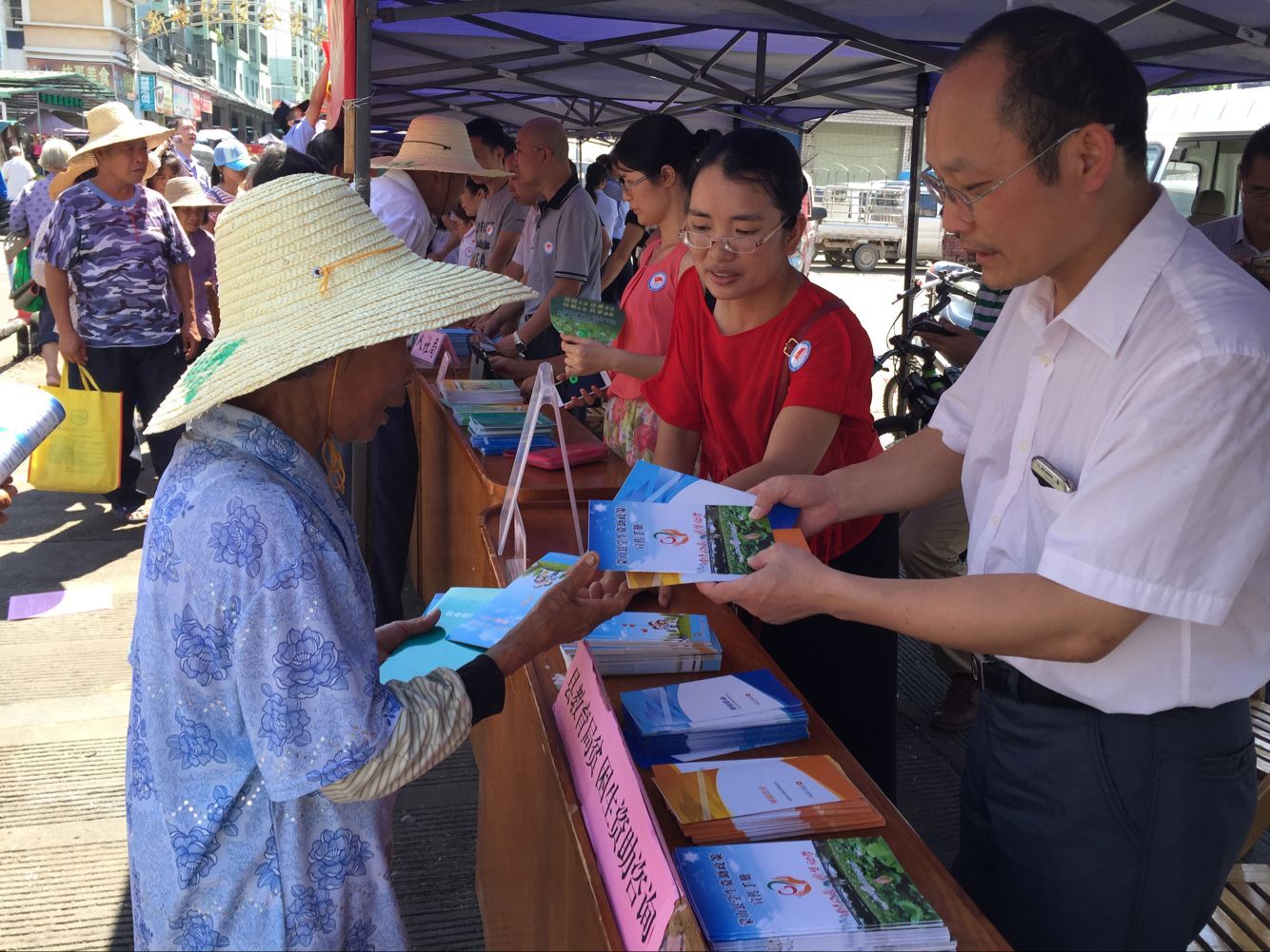 開展慶“七一”集中為民宣傳服務(wù)活動(dòng)