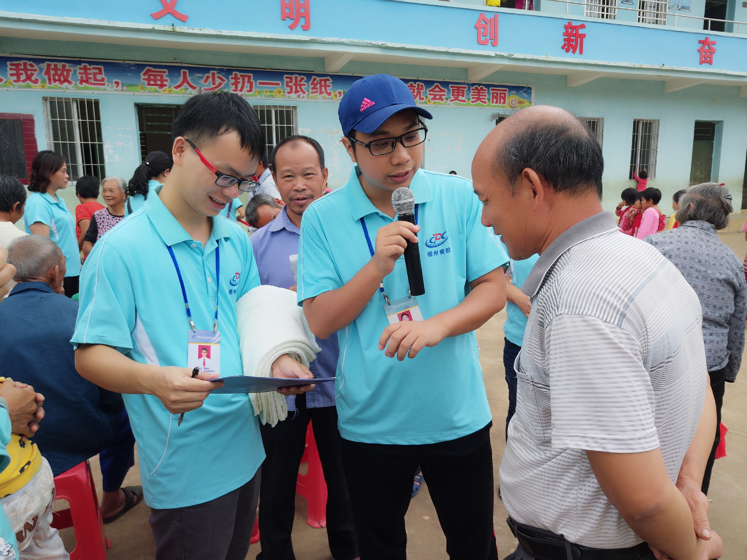 2016年10月14日市疾控中心工作人員在進(jìn)行有獎(jiǎng)問答環(huán)節(jié)，與村民們互動。（陸紅玉  攝）.jpg