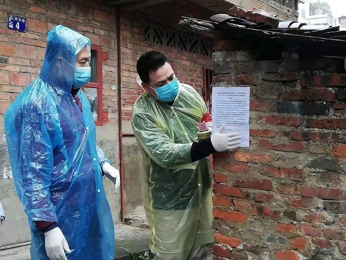 圖3.2月4日，萬(wàn)秀區(qū)總工會(huì)主席莫培燁到龍骨社區(qū)協(xié)助開(kāi)展疫情防控核查和宣傳工作.jpg