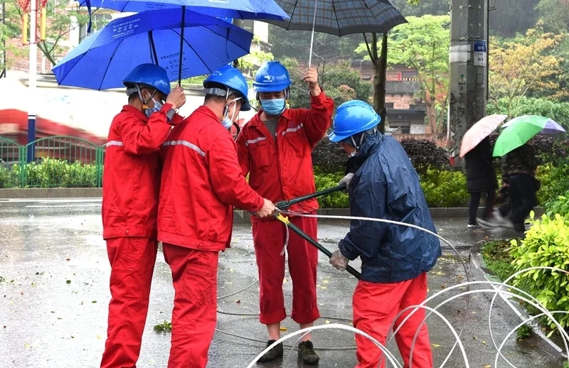  南方電網(wǎng)廣西新電力投資集團(tuán)蒼梧縣公冒雨搶修線(xiàn)路