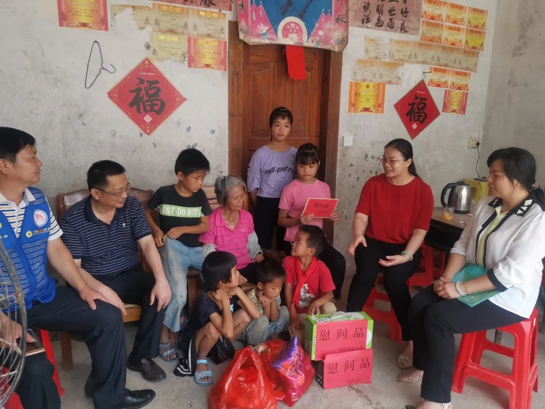 岑溪市總工會(huì)開(kāi)展六一慰問(wèn)活動(dòng)