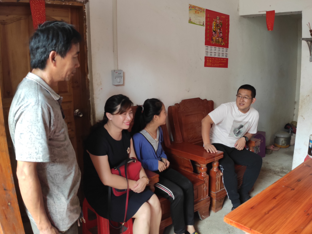 龍圩區(qū)總工會(huì)聯(lián)系愛(ài)心企業(yè)資助貧困學(xué)生助力脫貧攻堅(jiān)