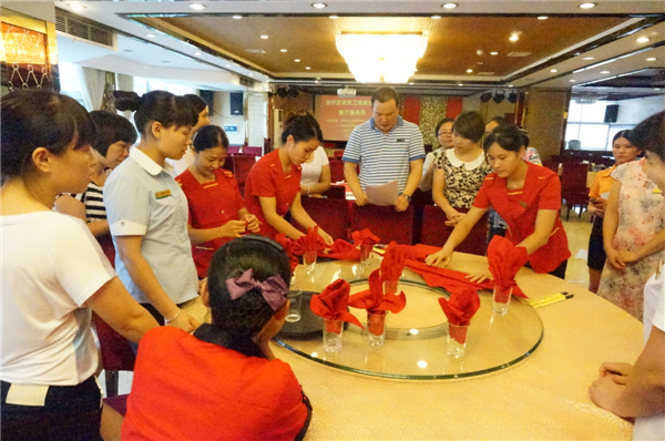 學(xué)習(xí)折杯花 潘品秀攝.JPG