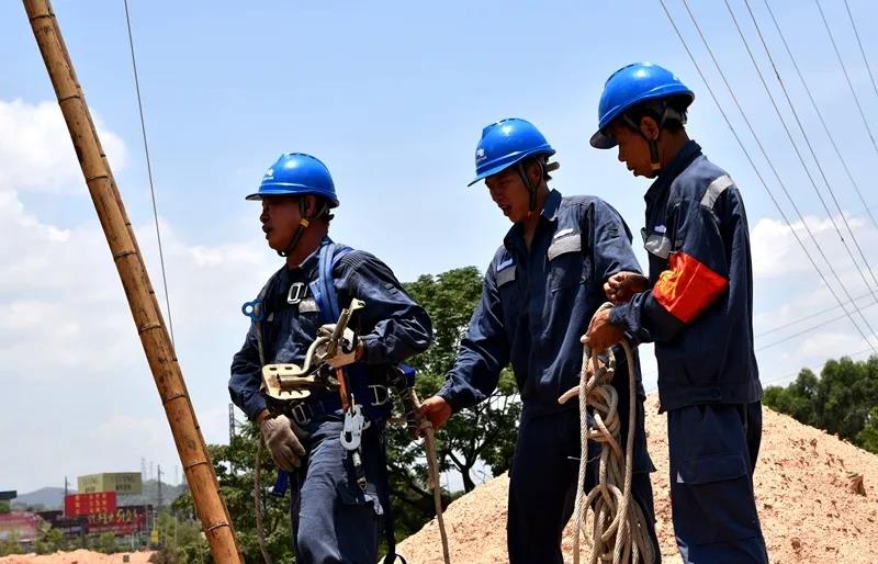 南方電網(wǎng)廣西新電力集團蒼梧縣公司工會為異地扶貧搬遷社區(qū)群眾送去清涼