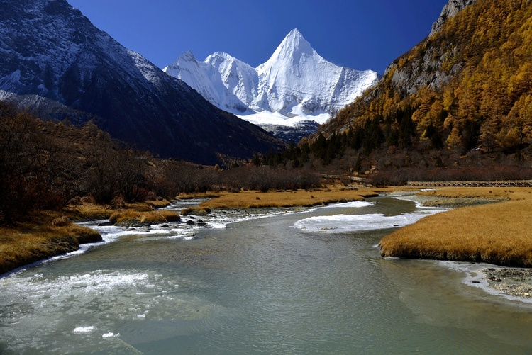 風景區(qū)的仙乃日